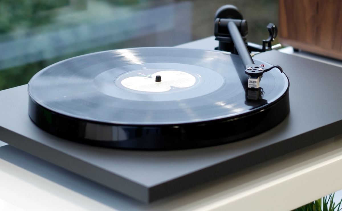 Rega Planar 1 Turntable with Premounted Carbon MM Cartridge